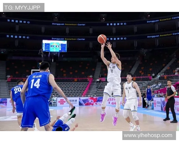 上海男篮全运赛场对决北京队展现篮球激情与实力较量